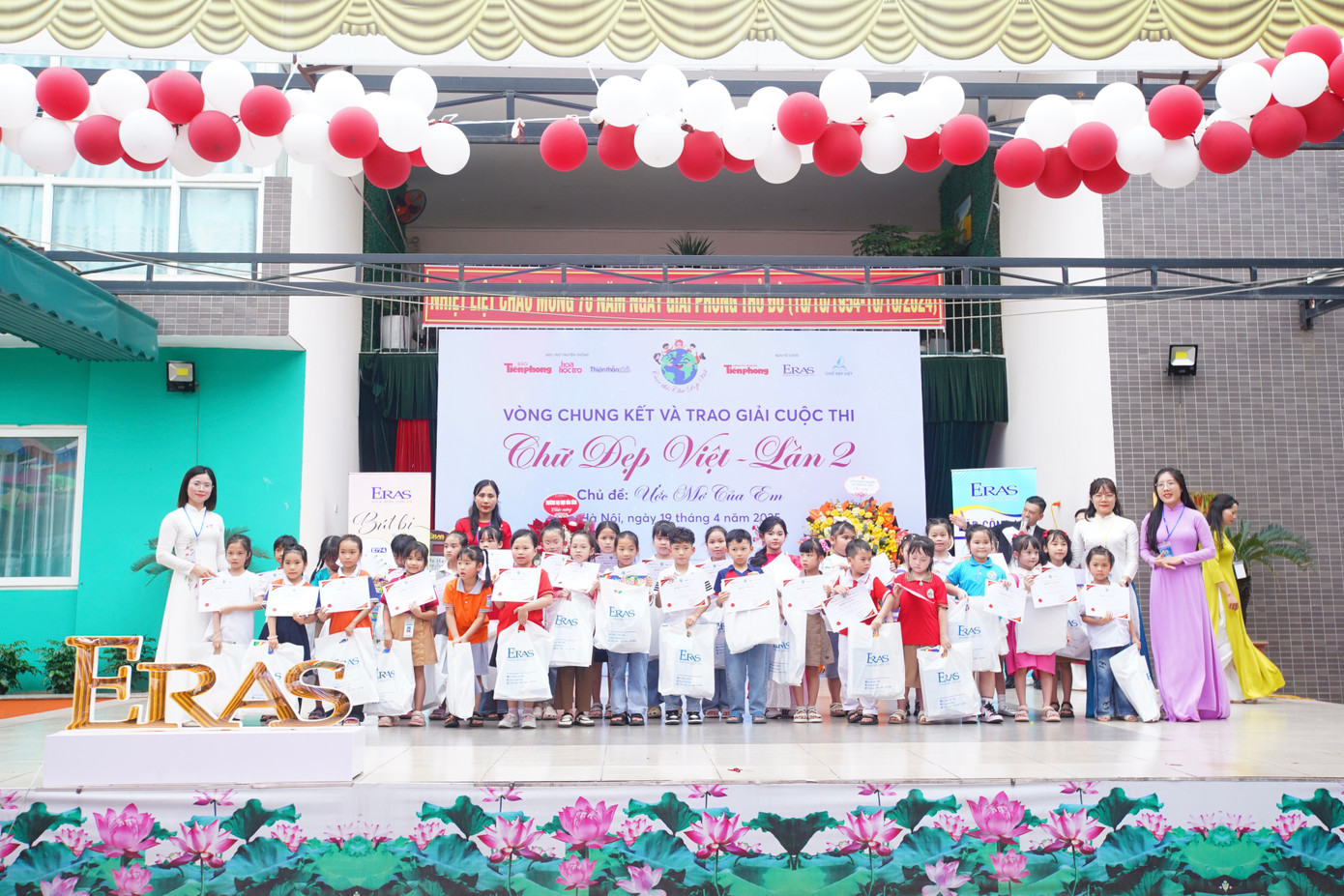 "Cơn mưa giải thưởng" được trao tặng tại cuộc thi Chữ đẹp Việt - lần 2. "Cơn mưa giải thưởng" được trao tặng tại cuộc thi Chữ đẹp Việt - lần 2.