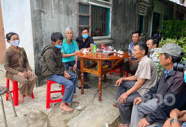 Bà con hàng xóm chia buồn cùng gia đình nạn nhân. (Ảnh: Báo Bình Định)