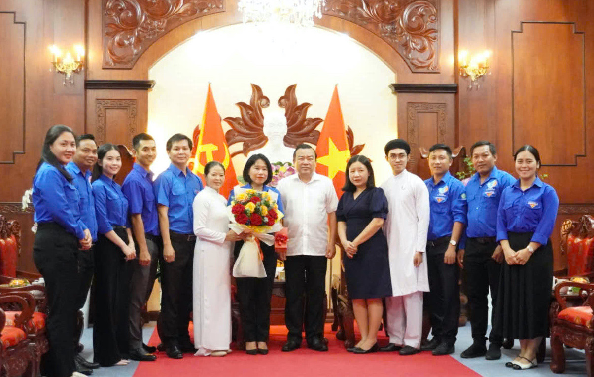 Các đại biểu chụp ảnh lưu niệm tại chương trình.