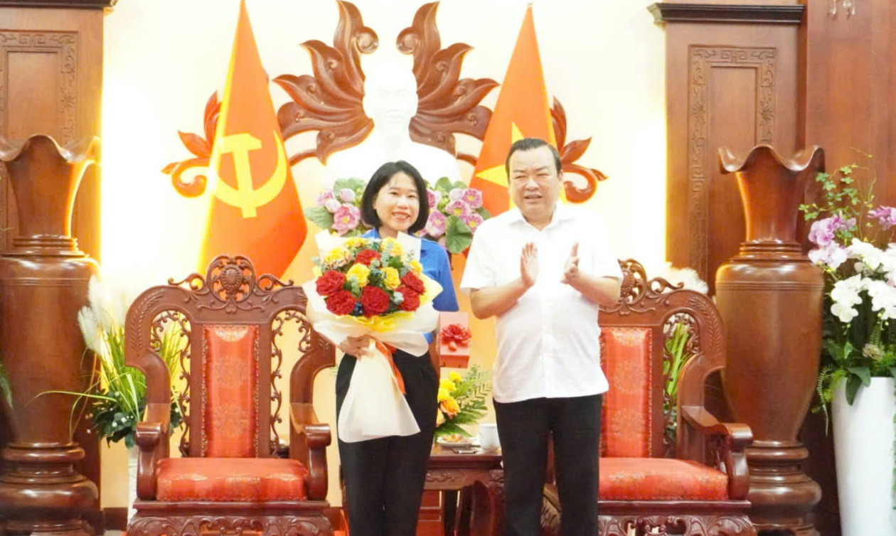 Đồng chí Phạm Hùng Thái, Phó Bí thư Thường trực Tỉnh ủy, Trưởng đoàn Đại biểu Quốc hội tỉnh Tây Ninh chúc mừng 12 đại biểu tỉnh Tây Ninh.