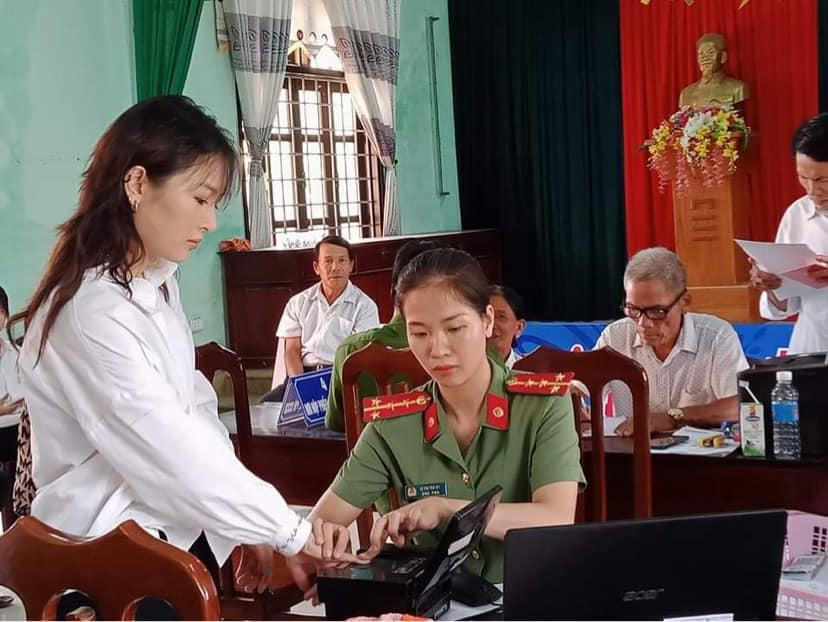 Lena đi làm Căn cước công dân gắn chip. Lena đi làm Căn cước công dân gắn chip.