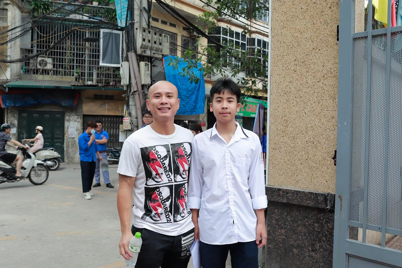 Thí sinh và phụ huynh tại điểm thi THPT Đoàn Kết - Hai Bà Trưng. Ảnh: Linh Phương Thí sinh và phụ huynh tại điểm thi THPT Đoàn Kết - Hai Bà Trưng. Ảnh: Linh Phương