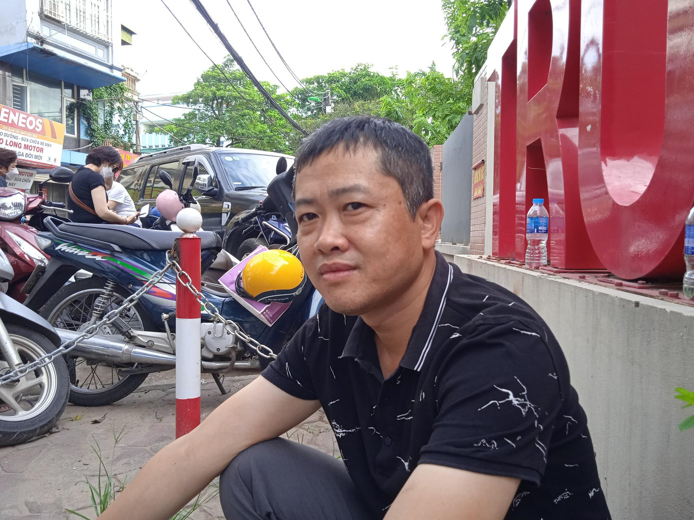 Chú Đỗ Văn Thiệp đưa con đi thi.