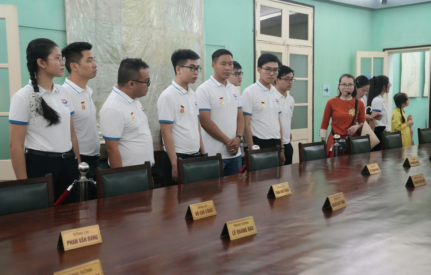 Các gương mặt trẻ chăm chú lắng nghe thuyết minh viên khi tham quan Hoàng thành Thăng Long. Các gương mặt trẻ chăm chú lắng nghe thuyết minh viên khi tham quan Hoàng thành Thăng Long.