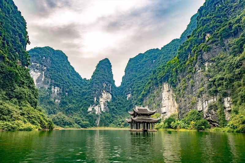 Tràng An (Ninh Bình) là địa điểm tham quan được nhiều du khách lựa chọn ghét thăm trong dịp đầu năm mới. (Ảnh: Internet)