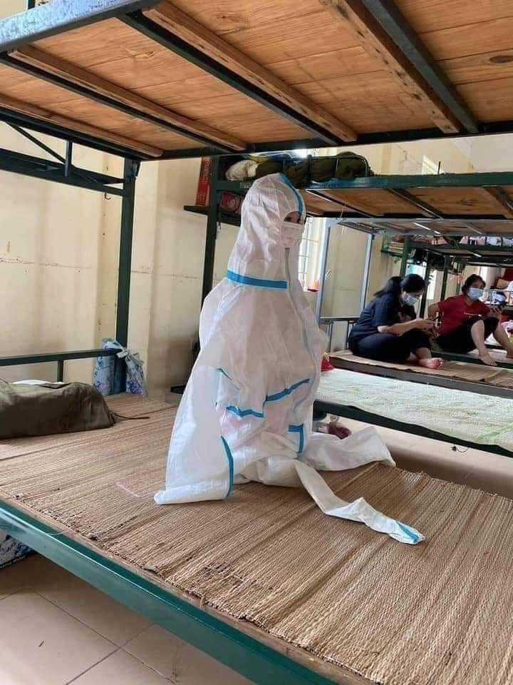 Hình ảnh em nhỏ mặc đồ bảo hộ rộng thùng thình khiến ai nhìn cũng xót xa. Hình ảnh em nhỏ mặc đồ bảo hộ rộng thùng thình khiến ai nhìn cũng xót xa.