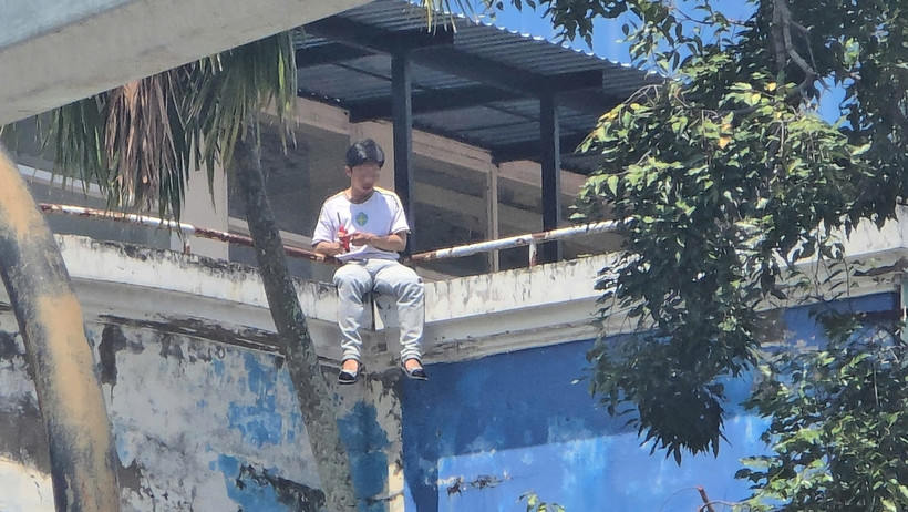 Nam sinh cầm dao lên mái nhà sách định tự tử. (Ảnh: Báo Giao thông) Nam sinh cầm dao lên mái nhà sách định tự tử. (Ảnh: Báo Giao thông)