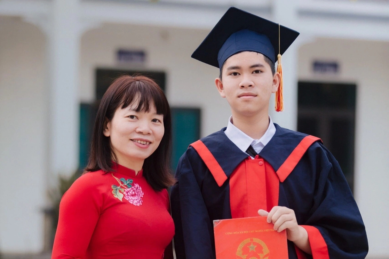 Quốc Vinh và cô giáo chủ nhiệm. Quốc Vinh và cô giáo chủ nhiệm.