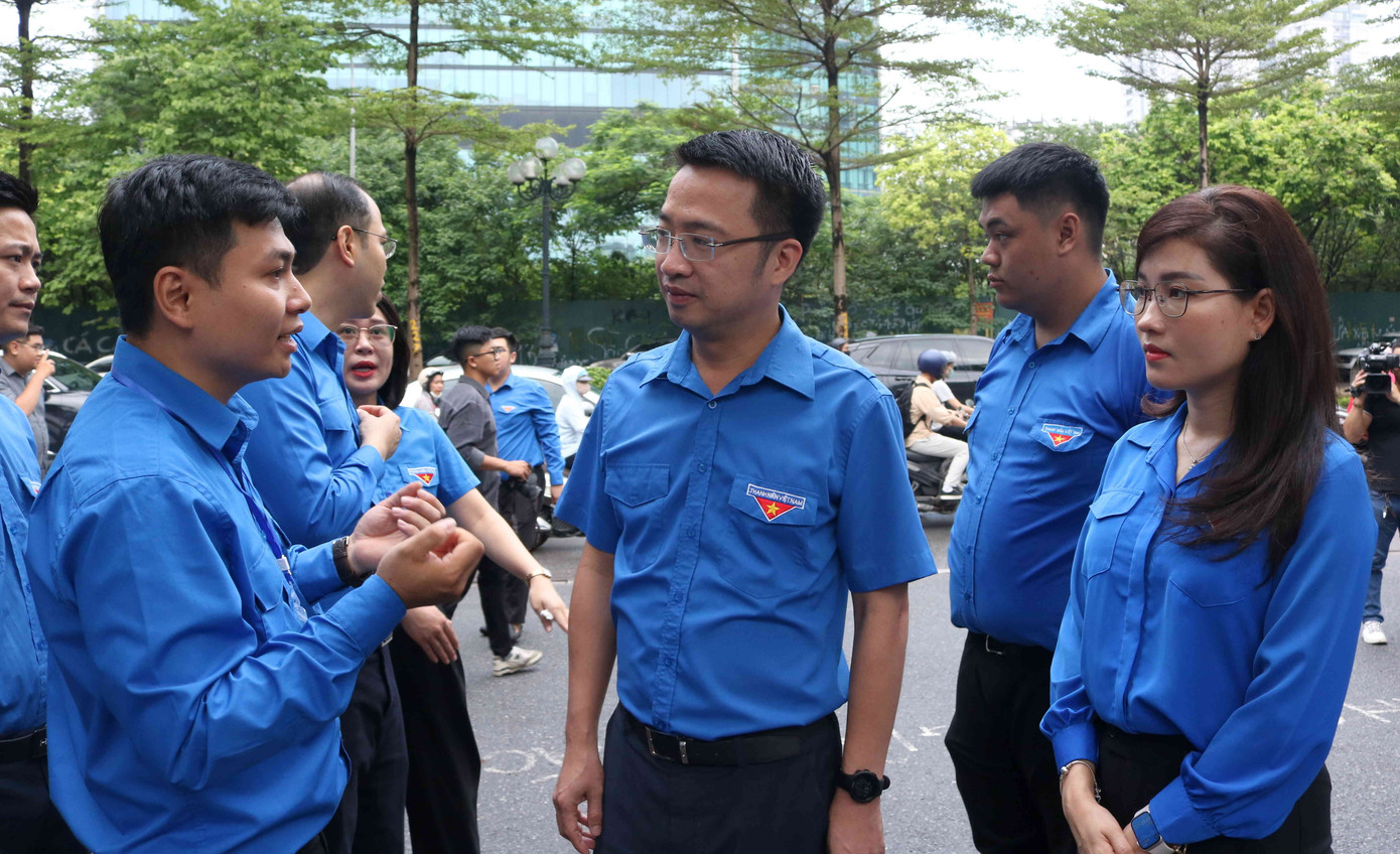 Đồng chí Nguyễn Tường Lâm trò chuyện động viên tinh thần các đội hình thanh niên tình nguyện tại trường THPT Mỹ Đình.