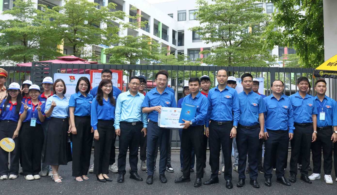 Đồng chí Nguyễn Tường Lâm cùng đoàn công tác tặng quà đội hình thanh niên tình nguyện tại trường THPT Yên Hòa.