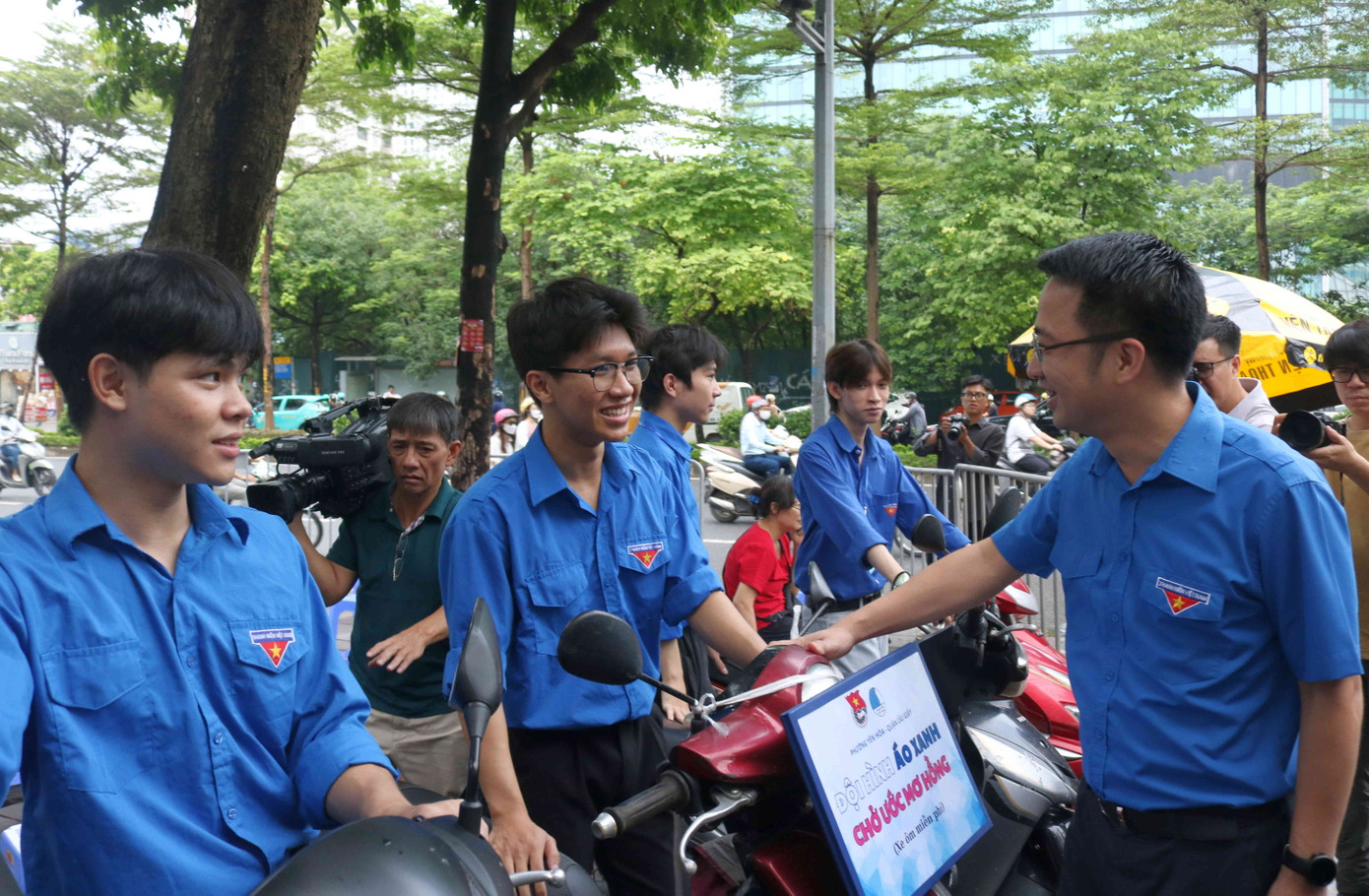 Bí thư TƯ Đoàn Nguyễn Tường Lâm thăm hỏi động viên đội hình Áo xanh chở ước mơ hồng tại chương trình.