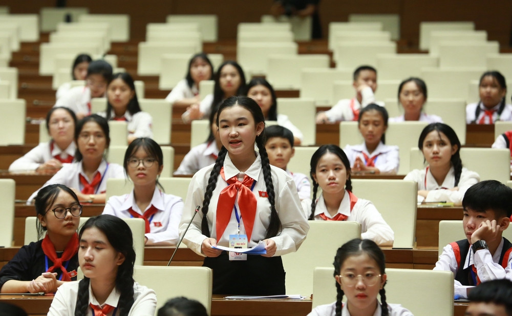 Đại biểu thiếu nhi phát biểu thảo luận tại Phiên họp.