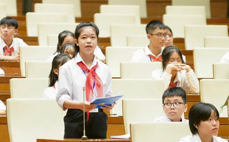 Đại biểu thiếu nhi phát biểu thảo luận tại Phiên họp.