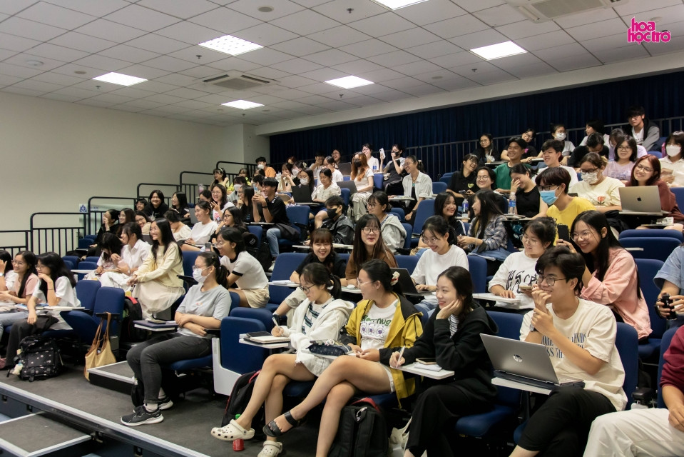 Các diễn giả đã chia sẻ cho thí sinh Thử Thách Kim Cương rất nhiều thông tin thú vị. Các diễn giả đã chia sẻ cho thí sinh Thử Thách Kim Cương rất nhiều thông tin thú vị.