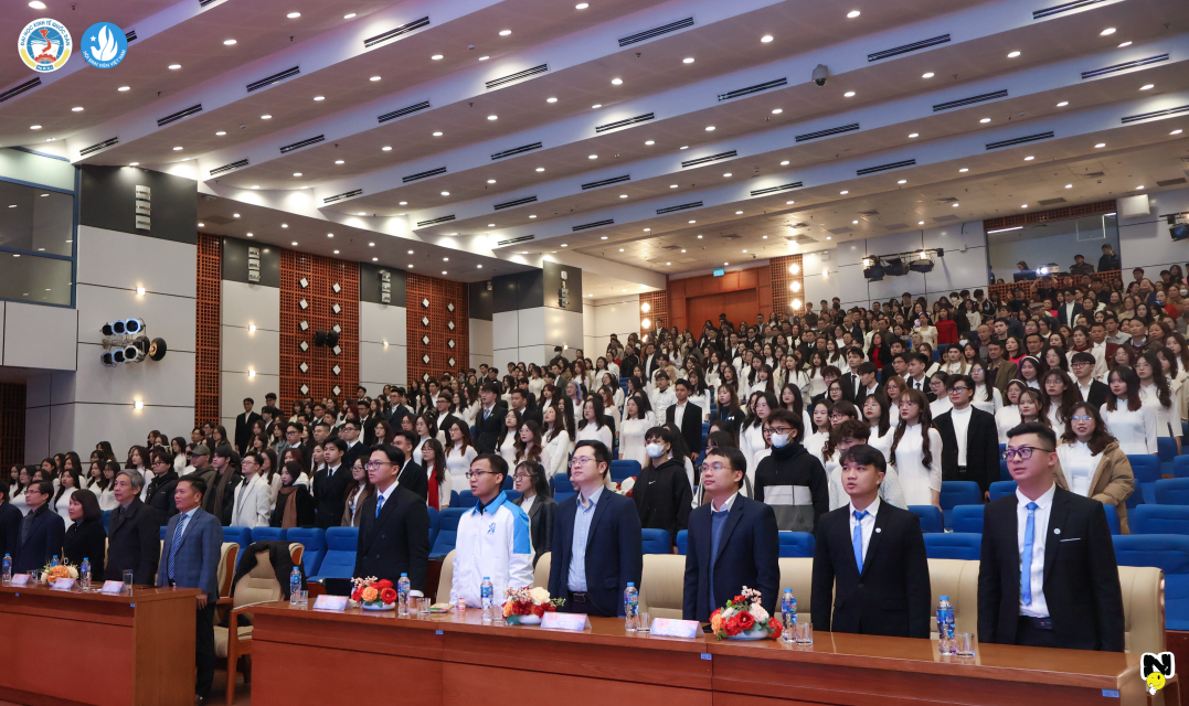 Buổi lễ với sự tham gia của các vị đại biểu, cùng đông đảo các Sinh viên 5 tốt và gia đình.