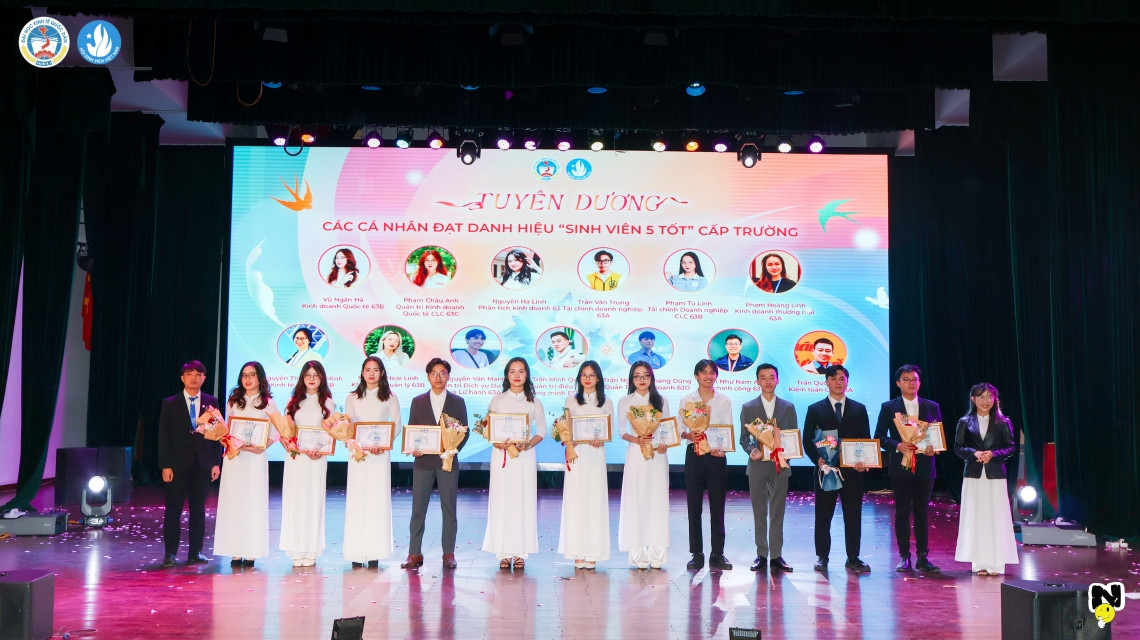 Các sinh viên ưu tú nhận bằng khen cấp Thành phố, cấp Trường.
