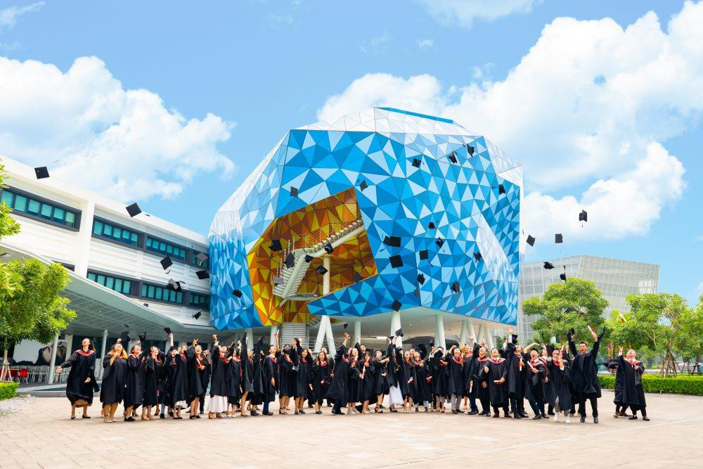 Các sinh viên trong ngày lễ tốt nghiệp tại BUV.