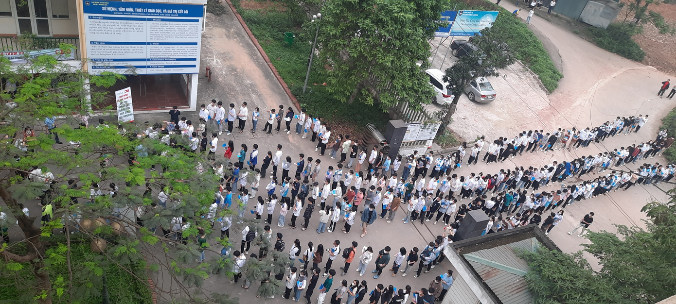 Thí sinh xếp hàng làm thủ tục thi Đánh giá năng lực của ĐH Quốc gia Hà Nội tại Thái Nguyên.