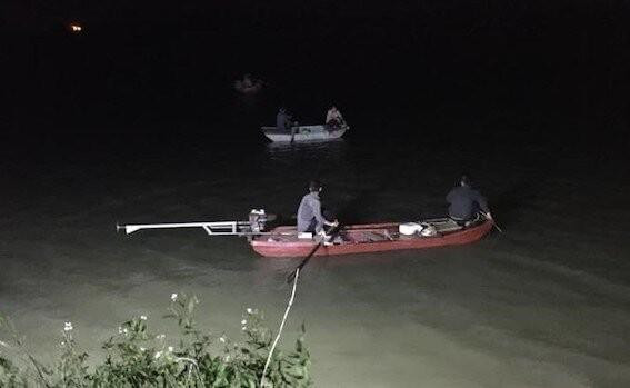 Lực lượng cứu hộ xuyên đêm tìm kiếm các nạn nhân trên sông Thái Bình.