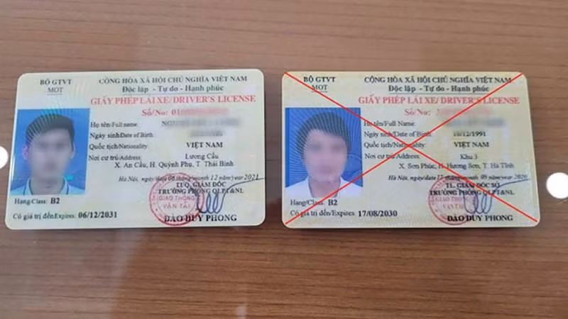 Bằng lái xe thật và giả có thể phân biệt dựa trên màu sắc in ấn.