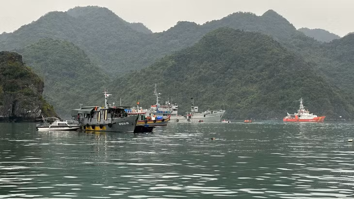 Các tàu của các lực lượng tham gia tìm kiếm nạn nhân trực thăng rơi. (Ảnh: Quân chủng Hải quân) Các tàu của các lực lượng tham gia tìm kiếm nạn nhân trực thăng rơi. (Ảnh: Quân chủng Hải quân)
