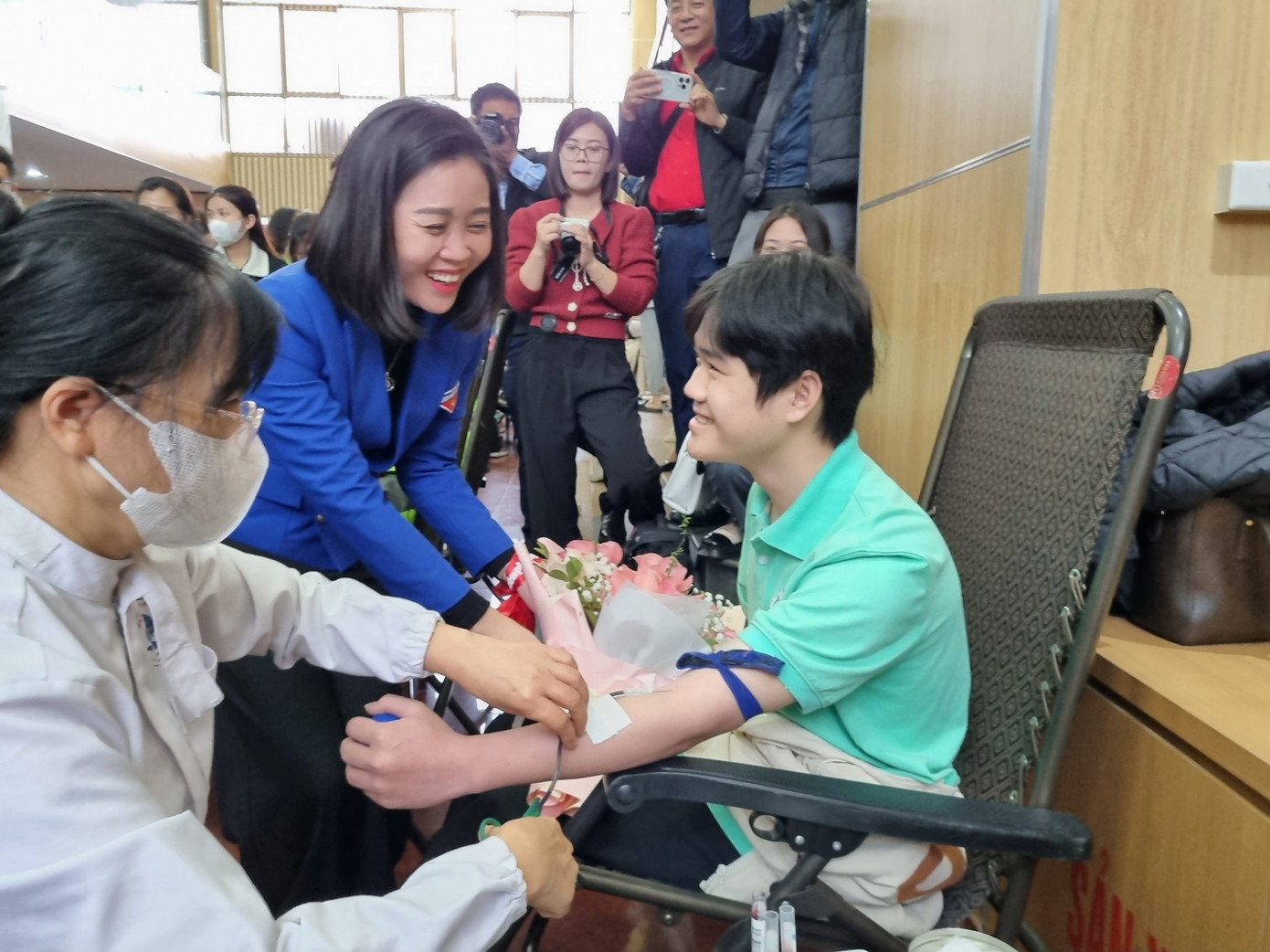 Chị Đinh Thị Tuyết Mai động viên người hiến máu. Chị Đinh Thị Tuyết Mai động viên người hiến máu.