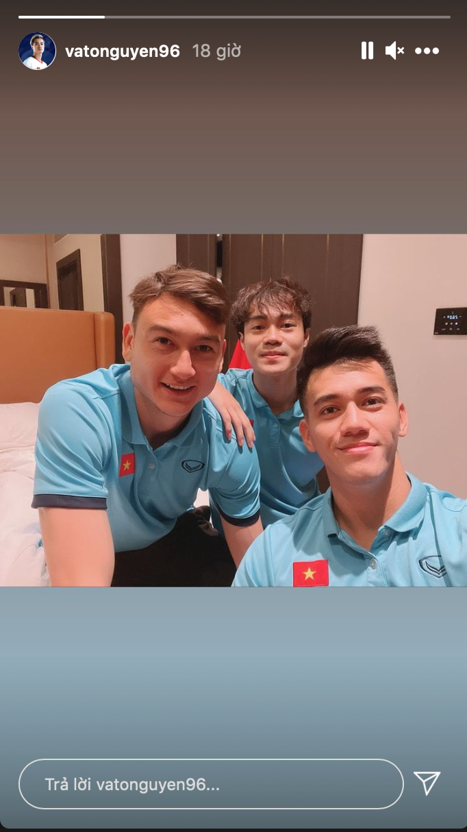 &quot;Chủ tịch&quot; Văn Toàn cũng đăng bức ảnh &quot;tình thân mến thân&quot; này trên story Instagram.