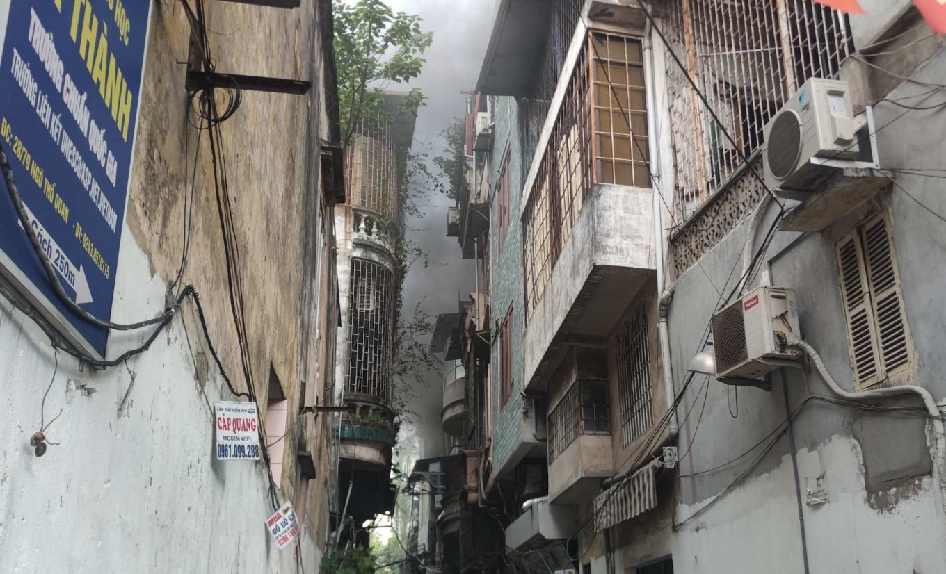 Ngôi nhà cháy nằm sâu trong ngõ Thổ Quan, hiện cả ngõ bị phong tỏa. (Ảnh: Việt An)