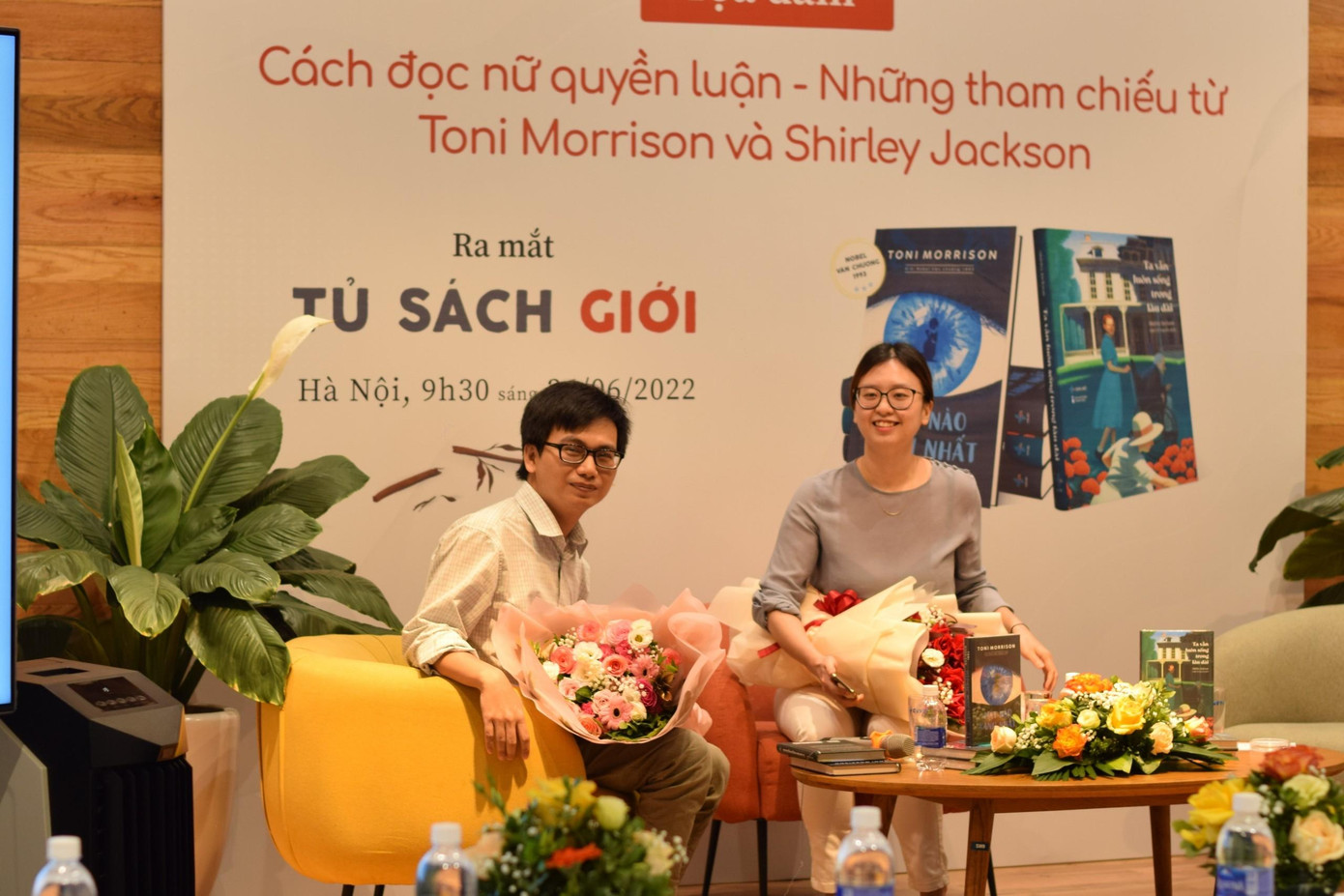 Hai diễn giả của buổi tọa đàm - TS. Trần Ngọc Hiếu và Th.S Võ Quỳnh Loan. Hai diễn giả của buổi tọa đàm - TS. Trần Ngọc Hiếu và Th.S Võ Quỳnh Loan.