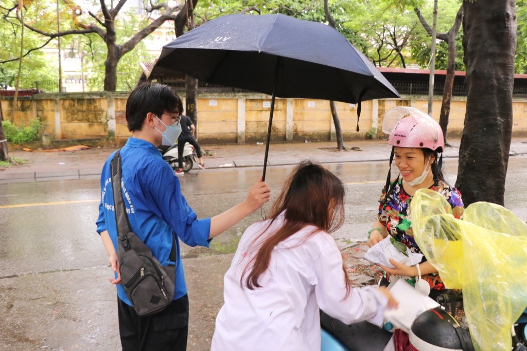 TNV che ô cho thí sinh ăn sáng. (Ảnh: An Nhiên - Duy Linh)