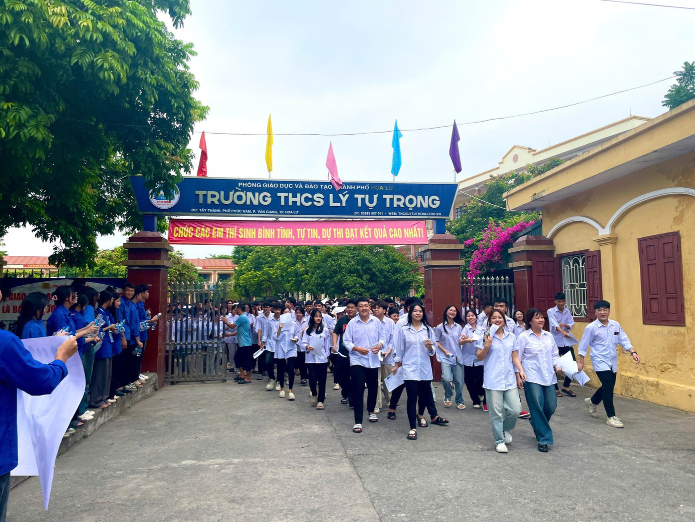 Thí sinh vui mừng rời khỏi phòng thi sau khi hoàn thành kỳ thi tốt nghiệp THPT 2025 tại điểm thi THCS Lý Tự Trọng (TP Hoa Lư, Ninh Bình). Ảnh: Trường THPT Đinh Tiên Hoàng Thí sinh vui mừng rời khỏi phòng thi sau khi hoàn thành kỳ thi tốt nghiệp THPT 2025 tại điểm thi THCS Lý Tự Trọng (TP Hoa Lư, Ninh Bình). Ảnh: Trường THPT Đinh Tiên Hoàng