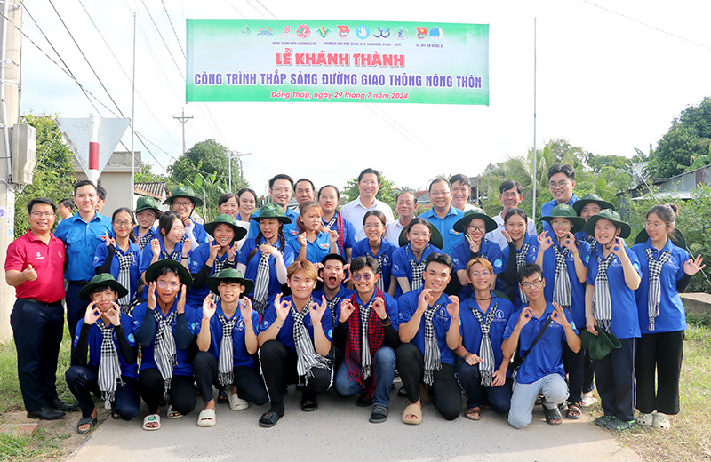 Đại biểu chụp ảnh lưu niệm với Đội hình sinh viên tình nguyện Trường Đại học Khoa học Tự nhiên - Đại học Quốc gia TP.HCM.