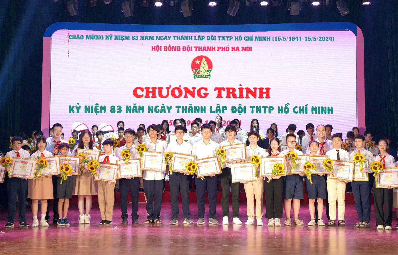 Phó Bí thư Thành đoàn, Chủ tịch Hội Sinh viên Việt Nam thành phố Hà Nội Nguyễn Tiến Hưng và Phó Bí thư Thành đoàn, Chủ tịch Hội đồng Đội thành phố Hà Nội Đào Đức Việt trao giải cho thiếu nhi đoạt giải các cuộc thi. (Ảnh: Phạm Mạnh) Phó Bí thư Thành đoàn, Chủ tịch Hội Sinh viên Việt Nam thành phố Hà Nội Nguyễn Tiến Hưng và Phó Bí thư Thành đoàn, Chủ tịch Hội đồng Đội thành phố Hà Nội Đào Đức Việt trao giải cho thiếu nhi đoạt giải các cuộc thi. (Ảnh: Phạm Mạnh)
