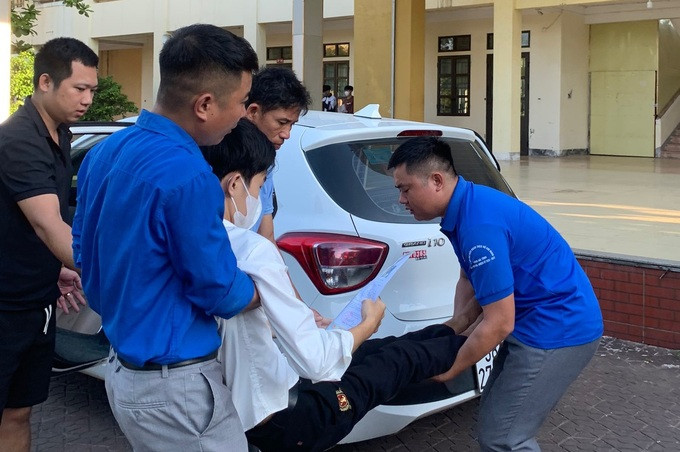 Những thí sinh đặc biệt của kỳ thi tốt nghiệp: Nằm sấp làm bài, không giấy tờ tùy thân do nhà cháy ảnh 3 Những thí sinh đặc biệt của kỳ thi tốt nghiệp: Nằm sấp làm bài, không giấy tờ tùy thân do nhà cháy ảnh 3