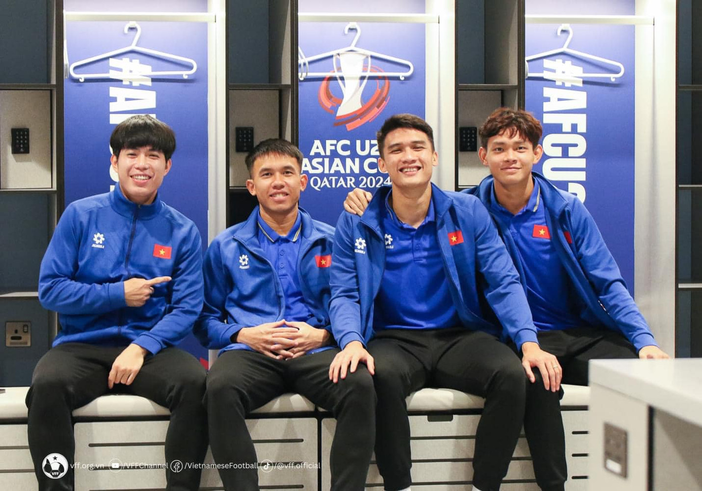 Bùi Vĩ Hào (ngoài cùng bên phải) cùng các đồng đội.