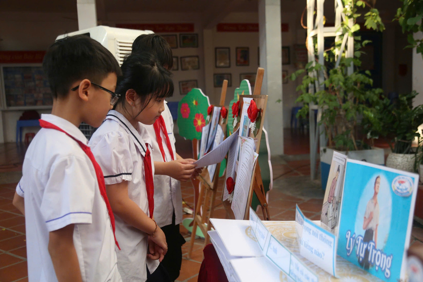 Không gian trưng bày các bài dự thi “Cuộc đời và tấm gương hy sinh của anh Lý Tự Trọng”. Không gian trưng bày các bài dự thi “Cuộc đời và tấm gương hy sinh của anh Lý Tự Trọng”.