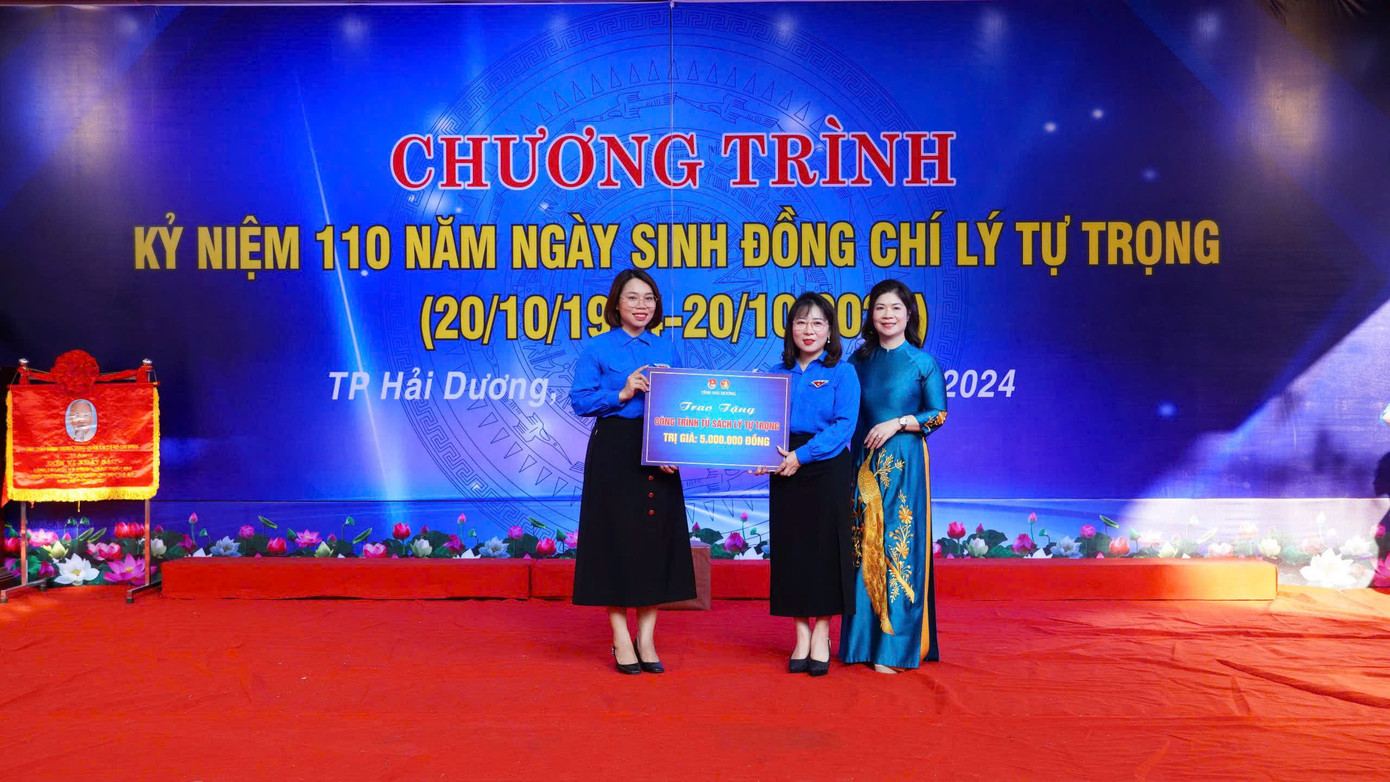 Tỉnh Đoàn, Hội đồng Đội tỉnh trao tặng Liên đội Trường Tiểu học Lý Tự Trọng 1 tủ sách thiếu nhi. Tỉnh Đoàn, Hội đồng Đội tỉnh trao tặng Liên đội Trường Tiểu học Lý Tự Trọng 1 tủ sách thiếu nhi.