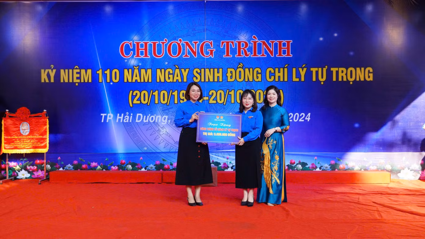 Tỉnh Đoàn, Hội đồng Đội tỉnh trao tặng Liên đội Trường Tiểu học Lý Tự Trọng 1 tủ sách thiếu nhi. Tỉnh Đoàn, Hội đồng Đội tỉnh trao tặng Liên đội Trường Tiểu học Lý Tự Trọng 1 tủ sách thiếu nhi.