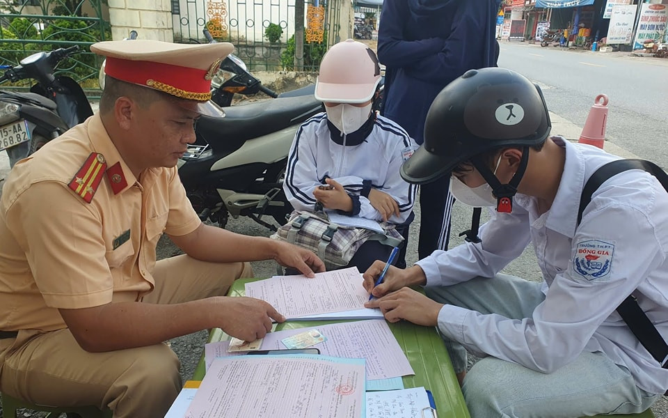 Công an Hải Dương xử lý học sinh vi phạm giao thông đường bộ.