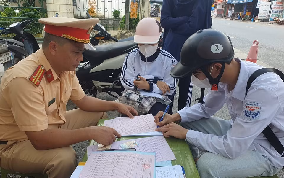 Công an Hải Dương xử lý học sinh vi phạm giao thông đường bộ.