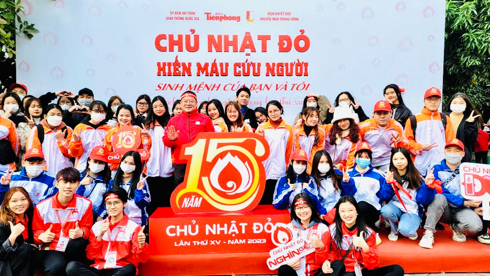 Sinh viên đại học Bách khoa Hà Nội và các trường đại học hào hứng hưởng ứng Chủ nhật Đỏ tại lễ hội chính ngày 18/12/2023.