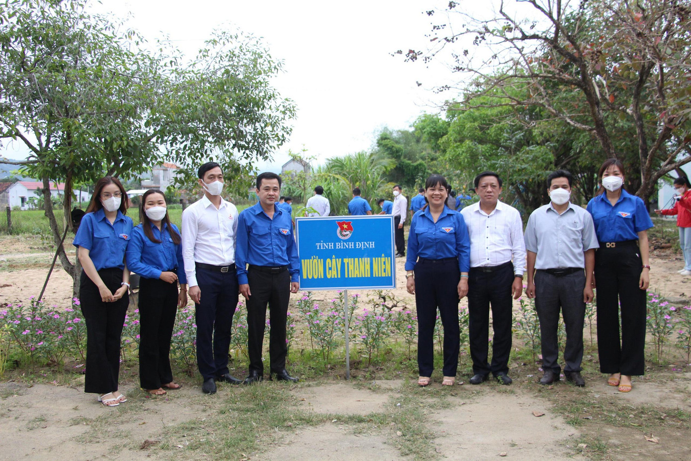 Đồng chí Võ Thị Thu Hòa - Phó Trưởng ban Thường trực Ban Dân vận Tỉnh ủy; đồng chí Nguyễn Thành Trung - Phó Bí thư Thường trực Tỉnh đoàn, Chủ tịch Hội LHTN Việt Nam tỉnh cùng các đại biểu thực hiện công trình “Vườn cây thanh niên”. Đồng chí Võ Thị Thu Hòa - Phó Trưởng ban Thường trực Ban Dân vận Tỉnh ủy; đồng chí Nguyễn Thành Trung - Phó Bí thư Thường trực Tỉnh đoàn, Chủ tịch Hội LHTN Việt Nam tỉnh cùng các đại biểu thực hiện công trình “Vườn cây thanh niên”.
