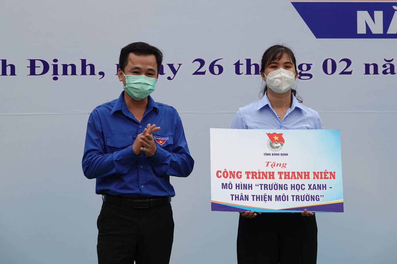 Đồng chí Nguyễn Thành Trung - Phó Bí thư Thường trực Tỉnh đoàn, Chủ tịch Hội LHTN Việt Nam tỉnh trao tặng Công trình thanh niên “Trường học xanh - Thân thiện môi trường” cho trường Tiểu học Bình Tường. Đồng chí Nguyễn Thành Trung - Phó Bí thư Thường trực Tỉnh đoàn, Chủ tịch Hội LHTN Việt Nam tỉnh trao tặng Công trình thanh niên “Trường học xanh - Thân thiện môi trường” cho trường Tiểu học Bình Tường.