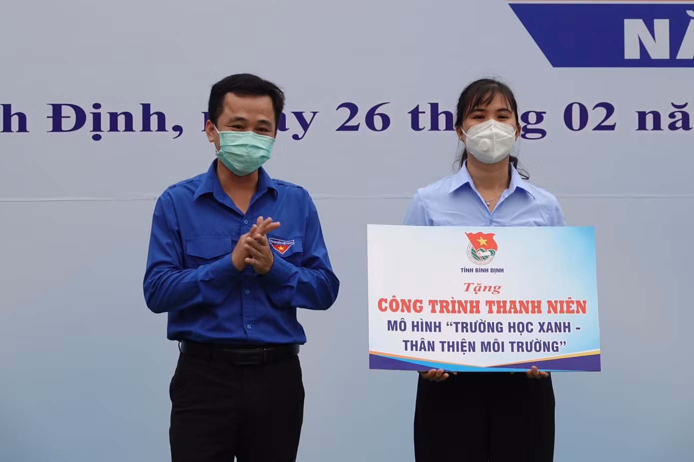 Đồng chí Nguyễn Thành Trung - Phó Bí thư Thường trực Tỉnh đoàn, Chủ tịch Hội LHTN Việt Nam tỉnh trao tặng Công trình thanh niên “Trường học xanh - Thân thiện môi trường” cho trường Tiểu học Bình Tường. Đồng chí Nguyễn Thành Trung - Phó Bí thư Thường trực Tỉnh đoàn, Chủ tịch Hội LHTN Việt Nam tỉnh trao tặng Công trình thanh niên “Trường học xanh - Thân thiện môi trường” cho trường Tiểu học Bình Tường.