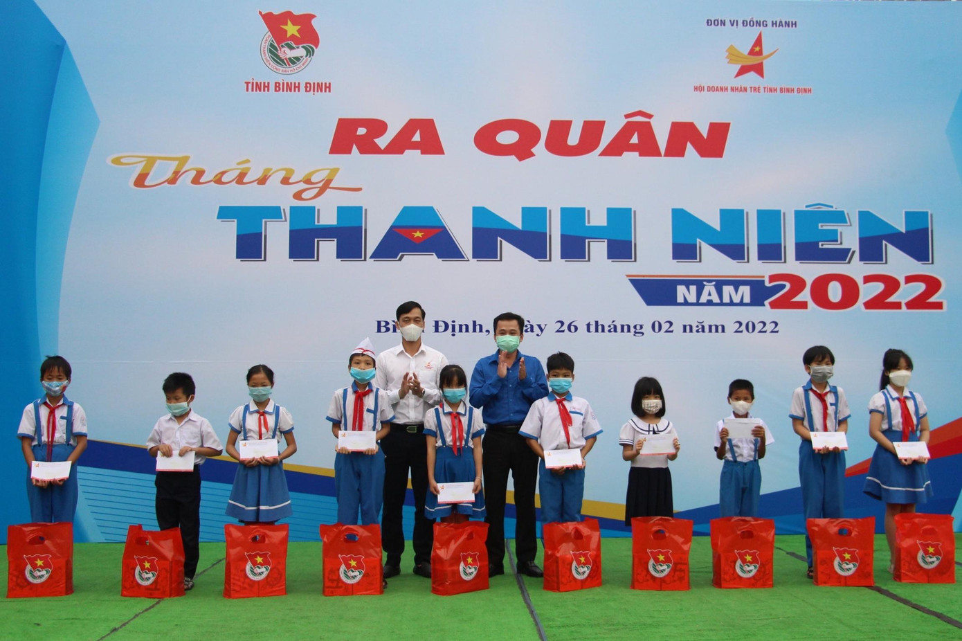 Đồng chí Nguyễn Thành Trung - Phó Bí thư Thường trực Tỉnh đoàn, Chủ tịch Hội LHTN Việt Nam tỉnh cùng Hội Doanh nhân trẻ tỉnh Bình Định trao tặng 20 suất học bổng cho các em học sinh vượt khó học giỏi. Đồng chí Nguyễn Thành Trung - Phó Bí thư Thường trực Tỉnh đoàn, Chủ tịch Hội LHTN Việt Nam tỉnh cùng Hội Doanh nhân trẻ tỉnh Bình Định trao tặng 20 suất học bổng cho các em học sinh vượt khó học giỏi.