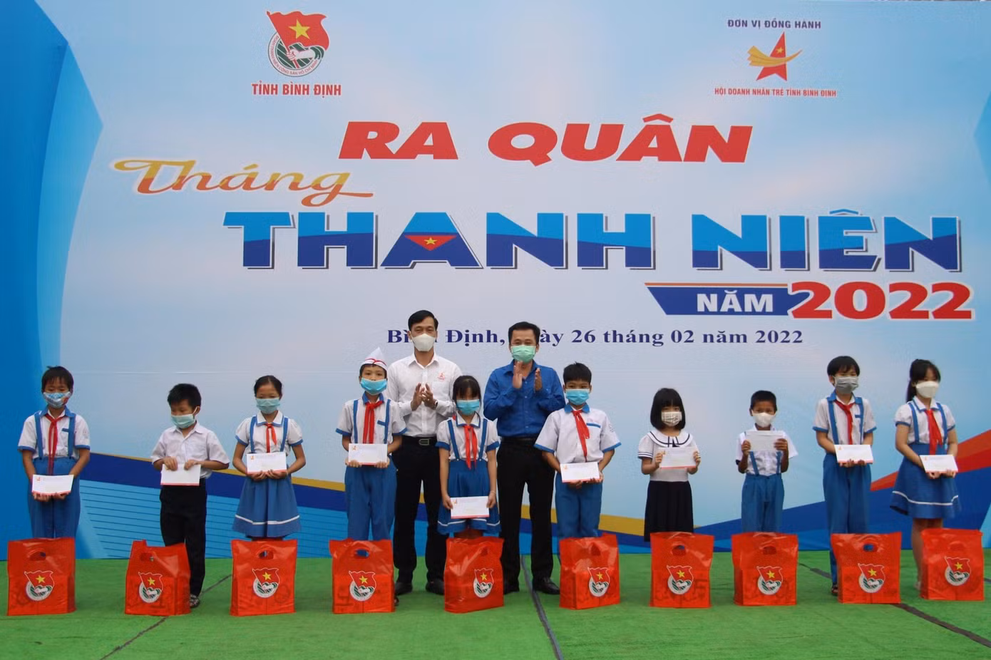 Đồng chí Nguyễn Thành Trung - Phó Bí thư Thường trực Tỉnh đoàn, Chủ tịch Hội LHTN Việt Nam tỉnh cùng Hội Doanh nhân trẻ tỉnh Bình Định trao tặng 20 suất học bổng cho các em học sinh vượt khó học giỏi. Đồng chí Nguyễn Thành Trung - Phó Bí thư Thường trực Tỉnh đoàn, Chủ tịch Hội LHTN Việt Nam tỉnh cùng Hội Doanh nhân trẻ tỉnh Bình Định trao tặng 20 suất học bổng cho các em học sinh vượt khó học giỏi.