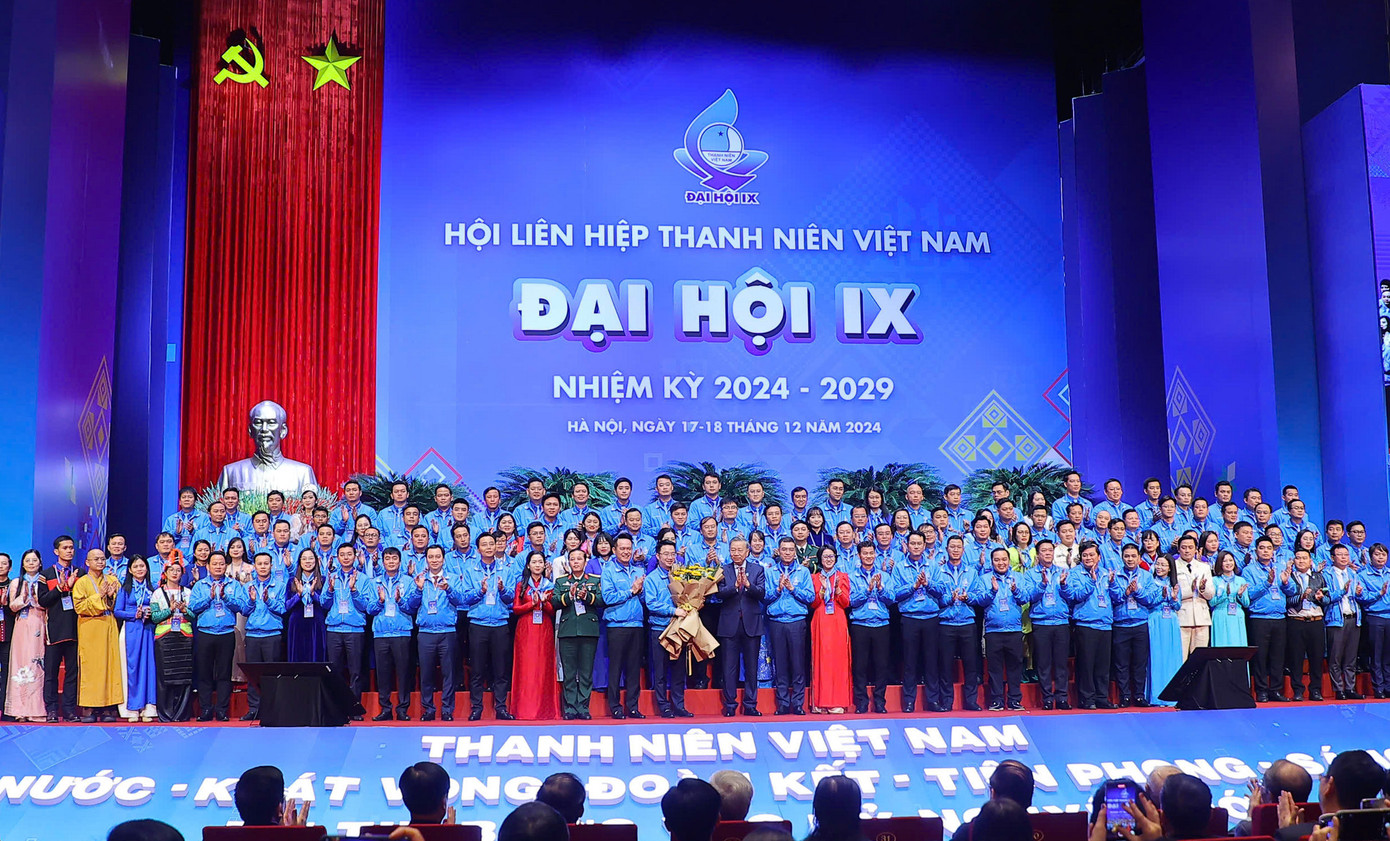 Tổng Bí thư Tô Lâm tặng hoa chúc mừng các đồng chí được hiệp thương Ủy viên Ủy ban Trung ương Hội Liên hiệp Thanh niên Việt Nam khóa IX. Tổng Bí thư Tô Lâm tặng hoa chúc mừng các đồng chí được hiệp thương Ủy viên Ủy ban Trung ương Hội Liên hiệp Thanh niên Việt Nam khóa IX.