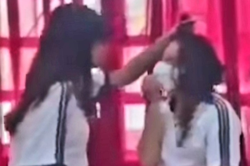 Hình ảnh nữ sinh túm tóc đánh bạn trong lớp học. (Ảnh cắt từ clip) Hình ảnh nữ sinh túm tóc đánh bạn trong lớp học. (Ảnh cắt từ clip)