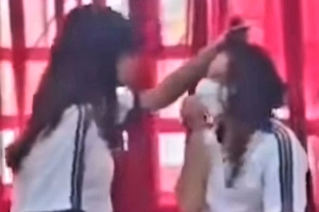 Hình ảnh nữ sinh túm tóc đánh bạn trong lớp học. (Ảnh cắt từ clip)