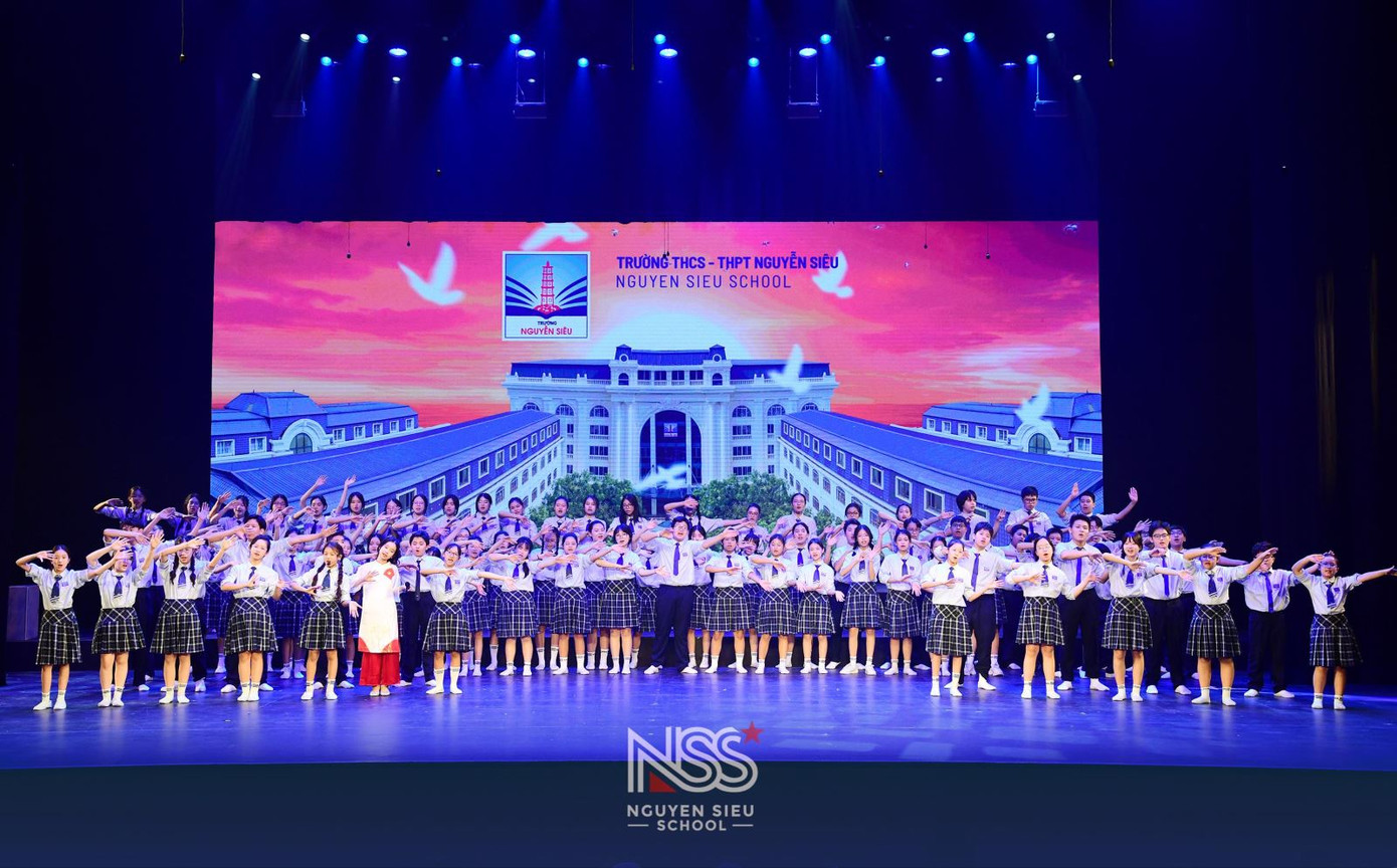 Các tiết mục văn nghệ và Bài ca trường Nguyễn Siêu khép lại đêm diễn.